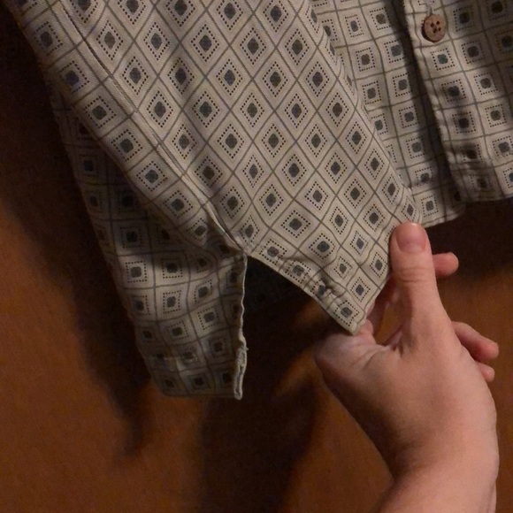 Tommy Bahama 100% silk men’s patterned button down shirt - Picture 6 of 8